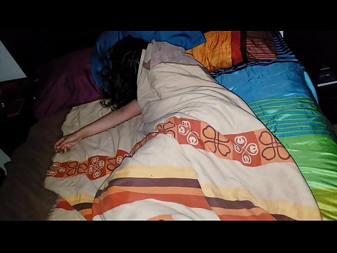 ❤️ Nevlastní syn buzeruje svou mladou nevlastní matku, zatímco ona spí. ❤ Kvalitní sex u nás ️❤